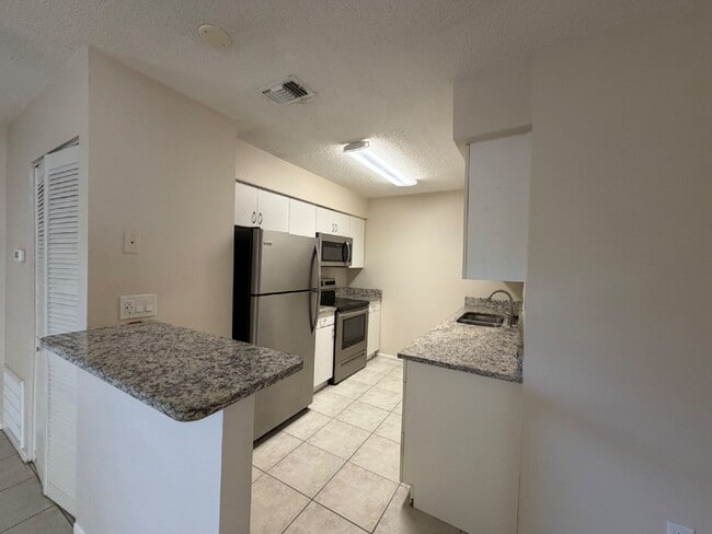 Building Photo - "Charming 2-Bed Retreat with Granite Finishes”
