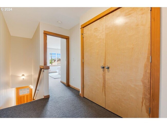 Building Photo - Charming 3-Bed, 2.5-Bath Townhome with Private Patio, Open Floor Plan, and Prime King Neighborhoo...