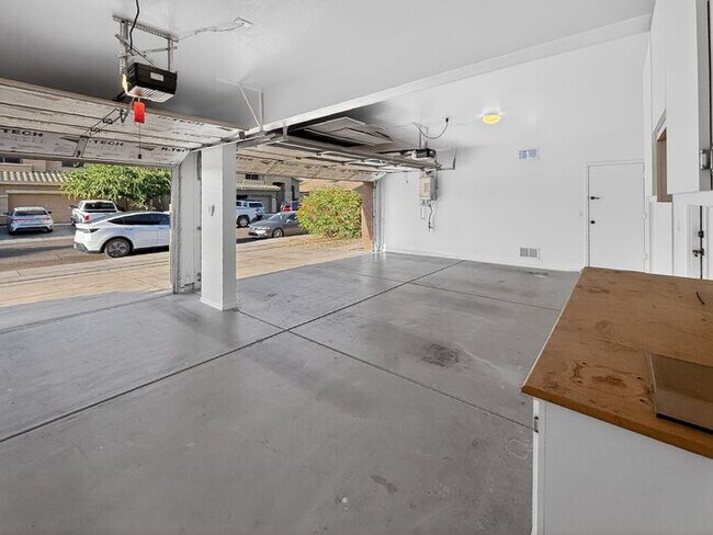 Building Photo - Charming 4 Bedrooms/ 3.5 Bath Home in Desirable Fox Crossing!!