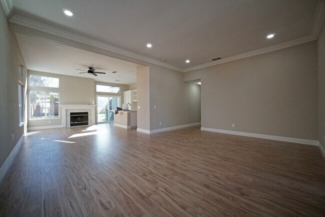 Building Photo - Beautifully remodeled 4 bedroom, 2 bathroo...