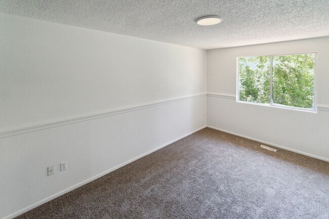 Building Photo - Beautiful Single Family Home Located In In...