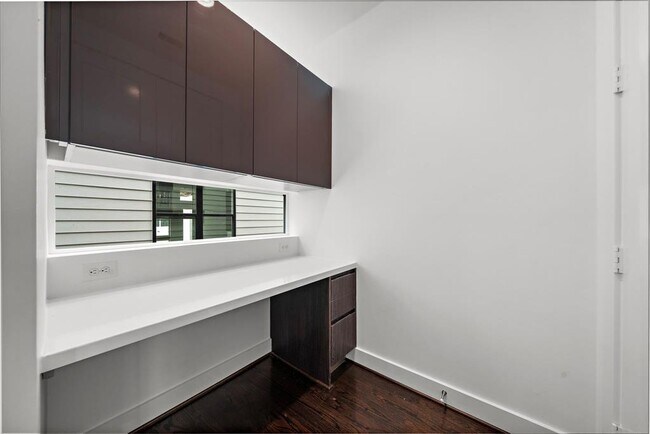 Building Photo - 608 Middle St