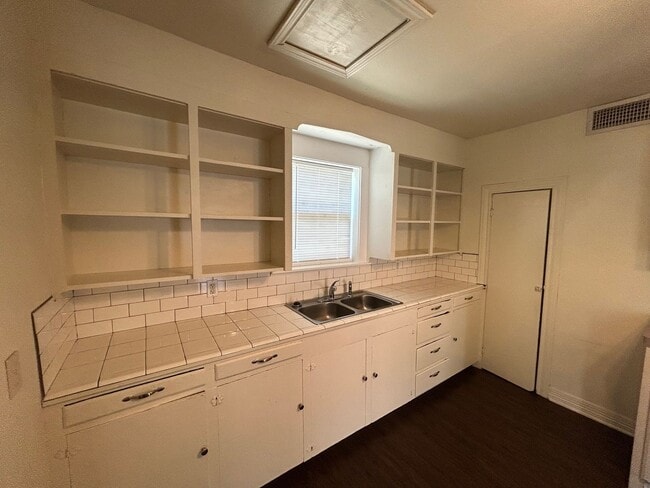 Building Photo - Updated 2 Story Home