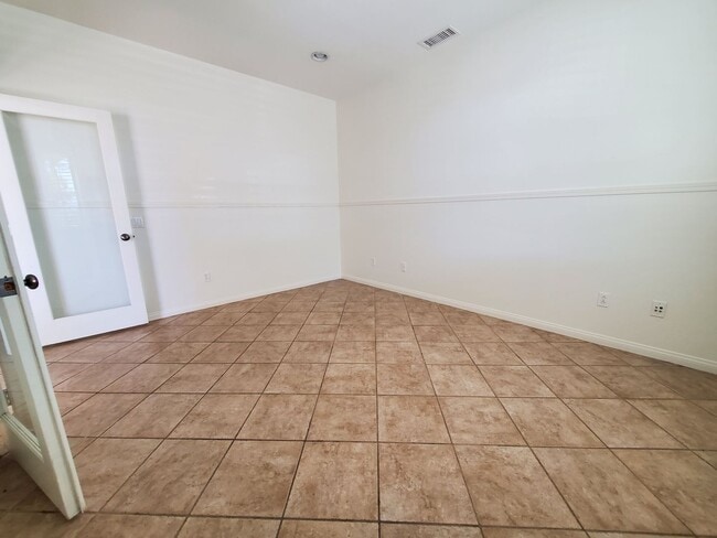 Building Photo - Spacious 4 Bedroom 3 Bath Two Story Riverp...