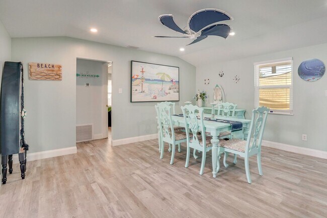 Building Photo - Fully Furnished 2BR/2BA Sarasota Home – Move-In Ready with Entertainment Room Near Siesta Key!