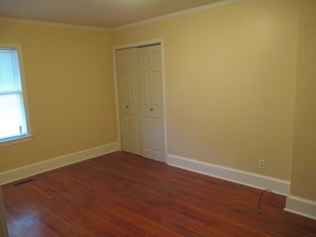 Building Photo - Beautiful 3 bedroom, 2 bath house on a lar...