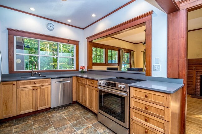 Building Photo - 44 Neighbors Row