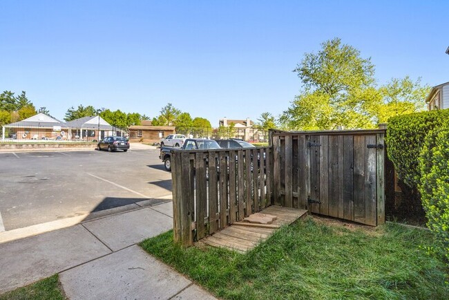 Building Photo - 7511 Belle Grae Dr