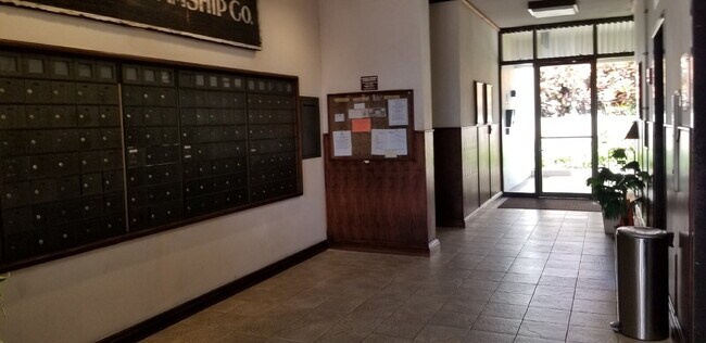 Building Photo - Spacious high floor 1BR/BA, 1pkg & Den - Makiki