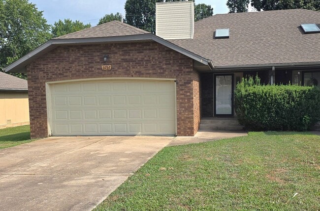 Building Photo - 2 Bedroom 2 Bathroom Duplex! Southwest Springfield! $1050! Kickapoo School District!