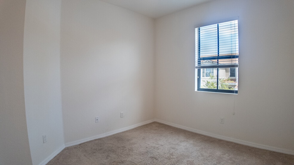 Building Photo - 1042 NW 33rd Mnr