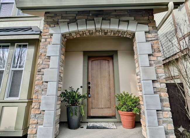 Building Photo - Modern 4-Bedroom Gem | Maintenance-Free Living & Private Side Yard!