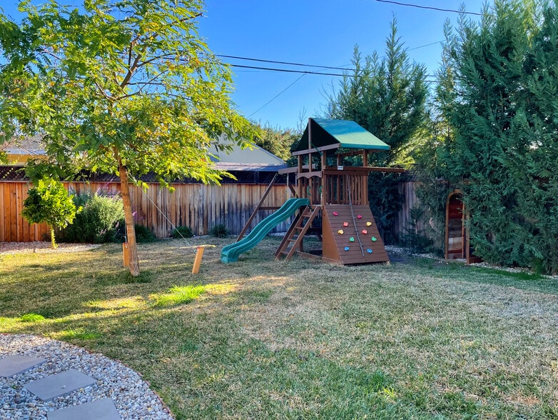 Outdoor playset - 328 N Lincoln St