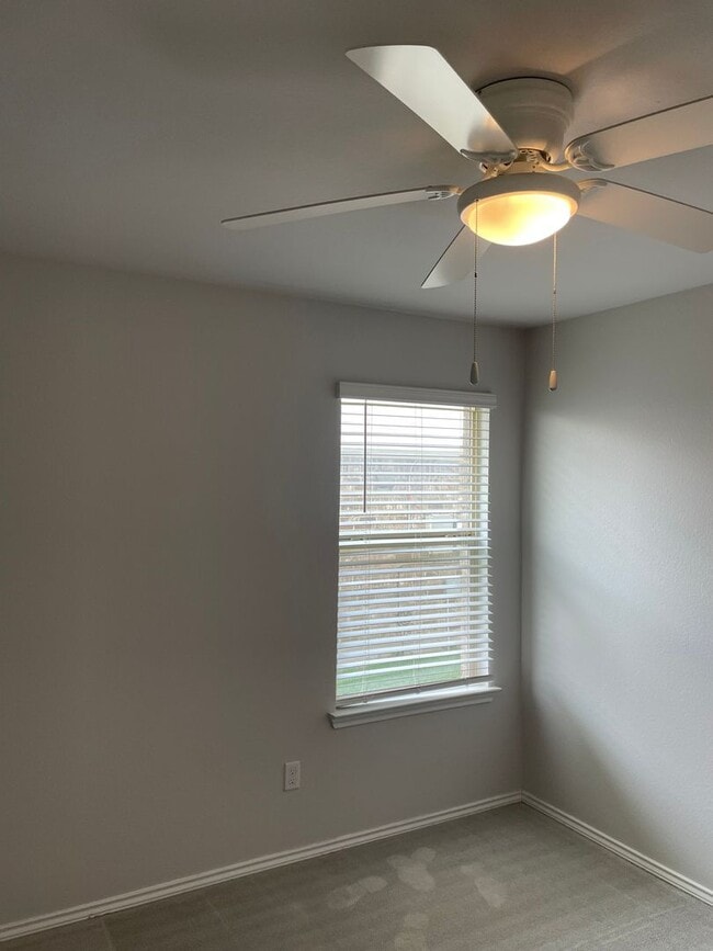 Building Photo - Available Now | Modern Single-Story 3 Bed, 2 Bath | Separate Office/Den | Big Yard | Pet Restrict...