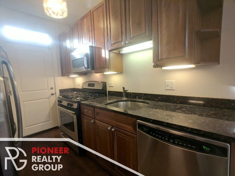 Building Photo - 736 W Addison St