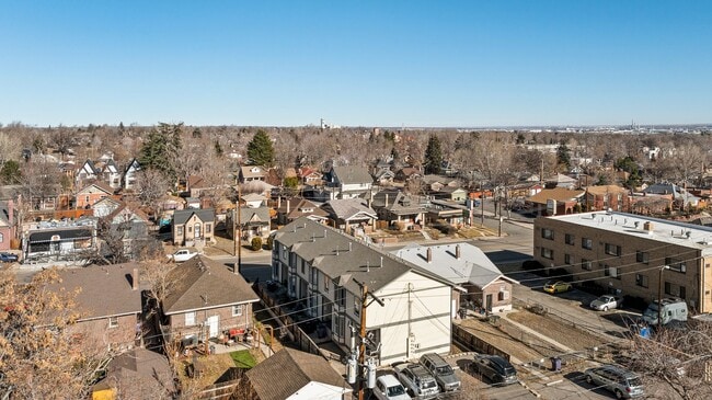 Building Photo - Charming 3 Bedroom Townhome in Highlands Neighborhood