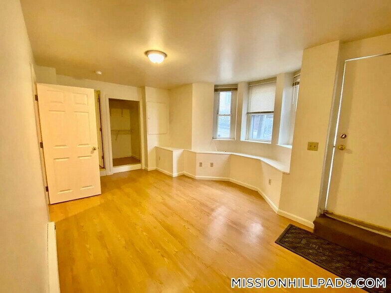 Building Photo - 2 Shepherd Ave