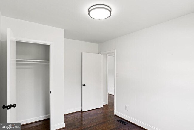 Building Photo - 5019 Leland Dr