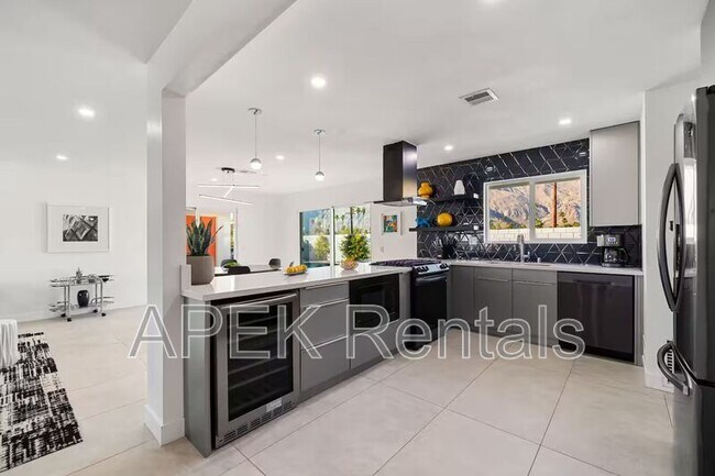 Building Photo - 945 N Buttonwillow Cir