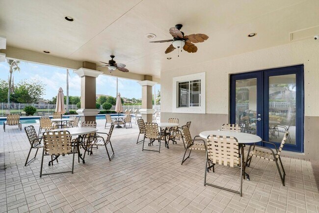 Building Photo - 281 SW Palm Dr