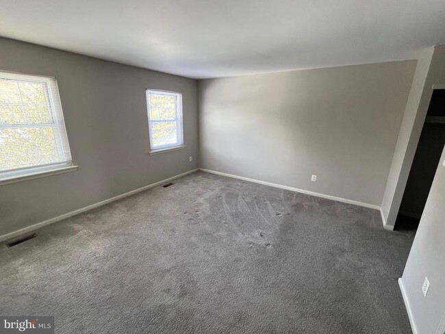 Building Photo - 8 Coventry Ct