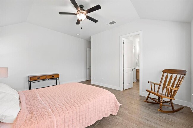 Building Photo - 532 Elm Green St