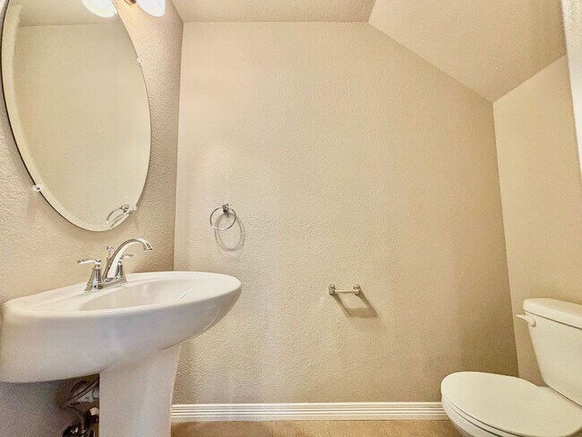 Building Photo - Beautiful 3 bed, 3 bath Townhome in West W...