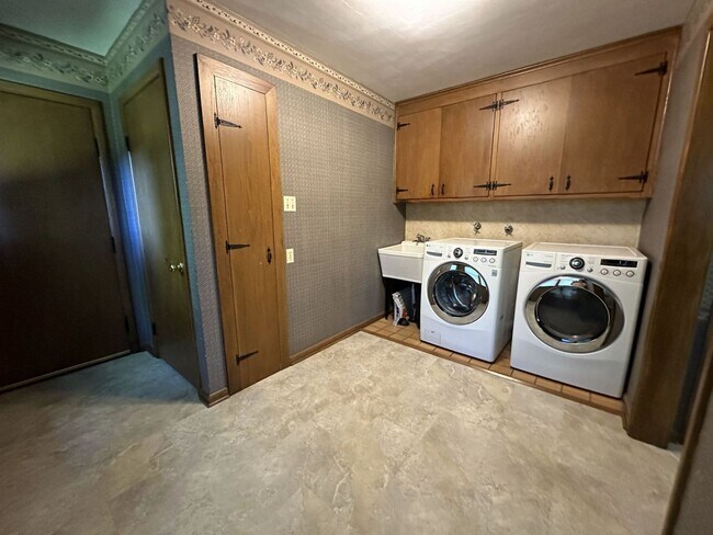 Building Photo - Spacious Ranch in Elm Grove!