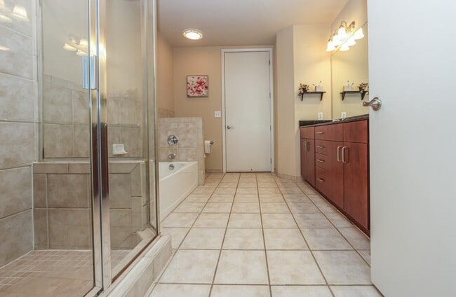 Building Photo - 711 Cosmopolitan Dr NE