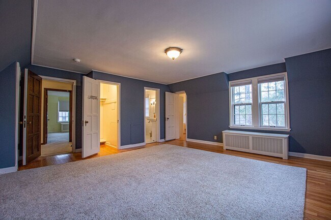 Building Photo - Gorgeous 5 Bedroom / 4.5 Bath Home located right off Happy Hollow Blvd!
