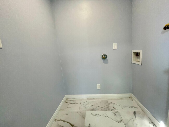 Building Photo - 1609 W Badillo St