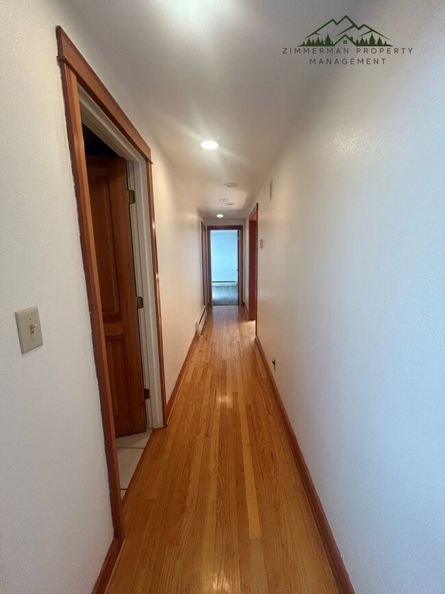 Building Photo - 320 Sunset Dr