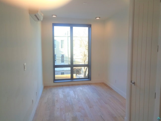 Building Photo - 691 Chauncey St