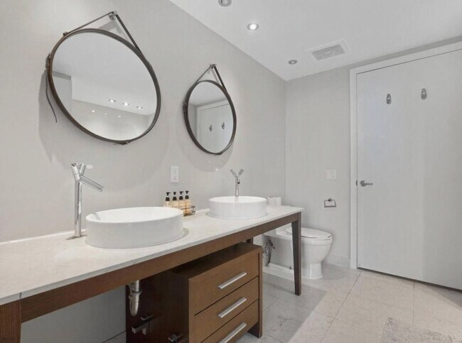 Building Photo - 481 Brickell Ave