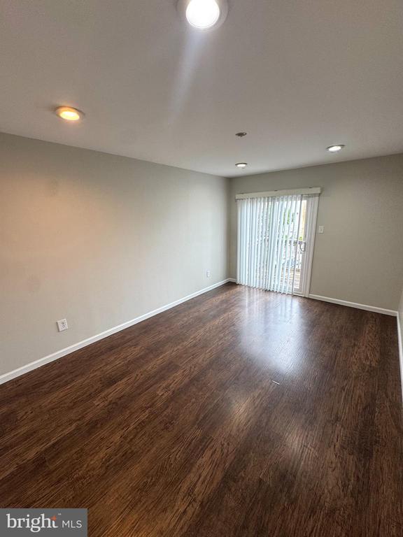 Building Photo - 9841 Northeast Ave