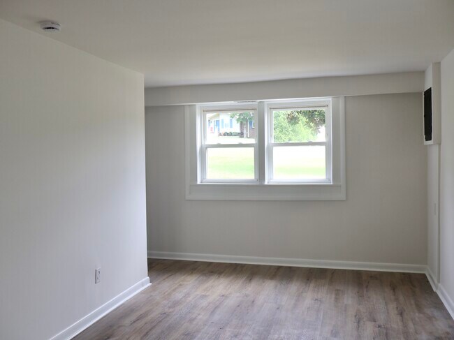 Building Photo - 129 Lake Point Dr