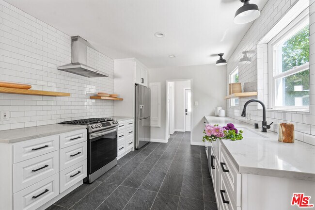 Building Photo - 4824 La Canada Blvd