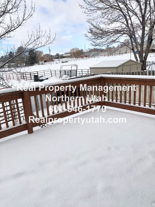 Building Photo - 4 Bedroom 2.5 Bathroom House In Layton Available!