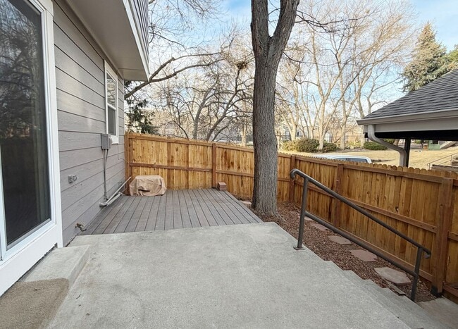Building Photo - Exceptional 3-bedroom, 2.5-bathroom end unit townhouse located in Arvada