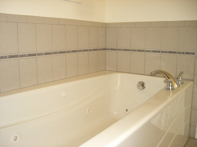 Building Photo - 3111 N Edgewater Dr