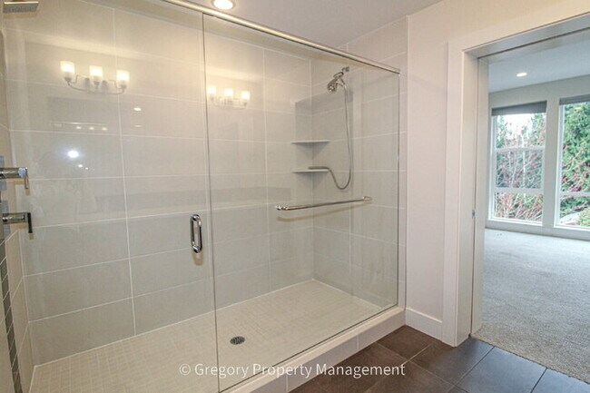 Building Photo - Newer Luxury 4 Bed 3 Bath 2 Car Garage Townhouse in Desirable Downtown Bothell Location. Walk to ...