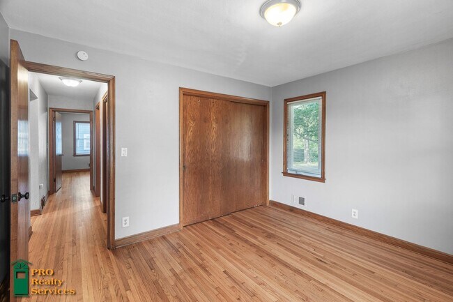 Building Photo - 2 Bedroom Home in Maplewood