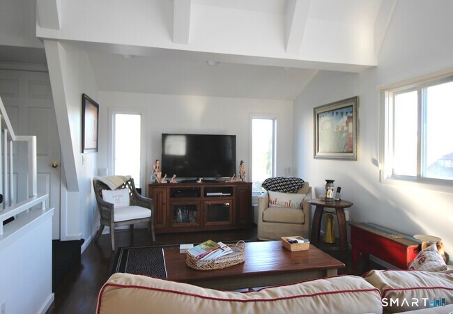 Building Photo - 147 Captains Dr