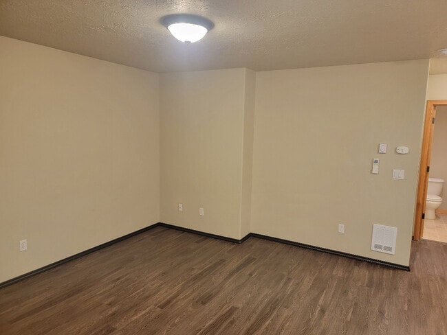 Building Photo - 502 SW Evergreen Ave