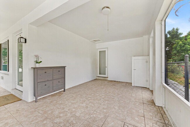 Building Photo - 4641 SW 25th Terrace