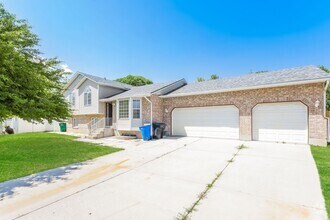 Building Photo - 4 Bed/ 3 Bathroom house in West Jordan