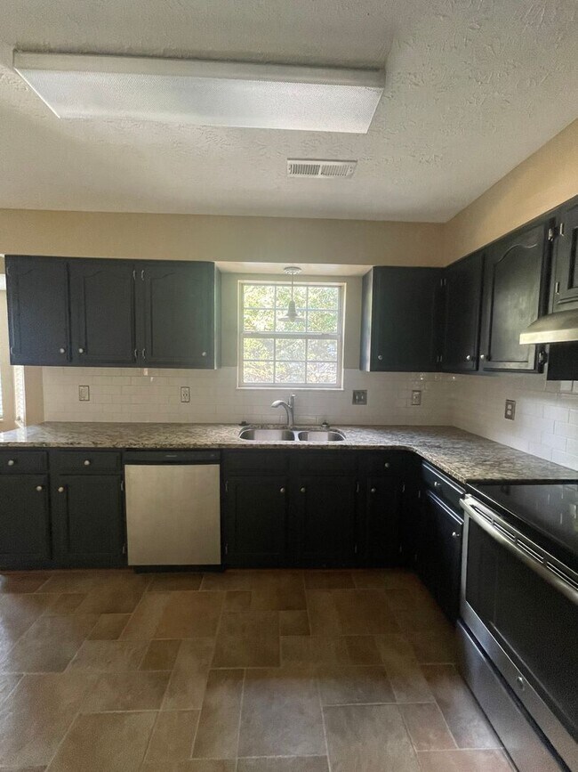 Building Photo - 3-Bedroom Cedar Bluff home available Now!!