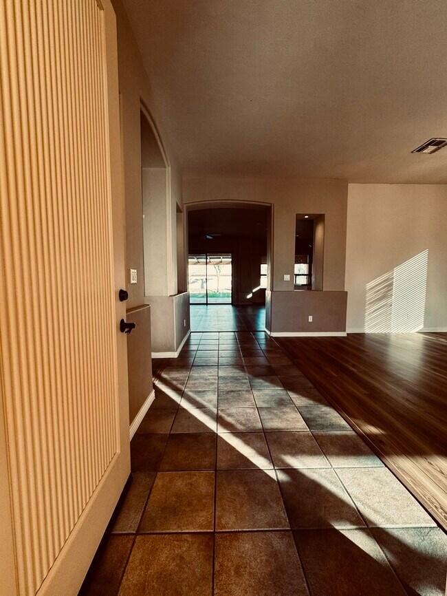 Building Photo - FOR RENT