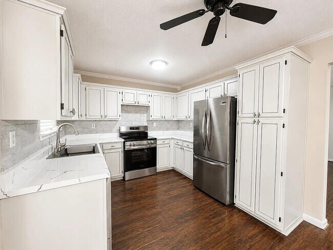Building Photo - 9 Green Oak Dr