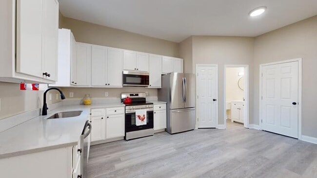 Building Photo - Renovated 4Bd 2.5 Bth Town Home Near Soula...
